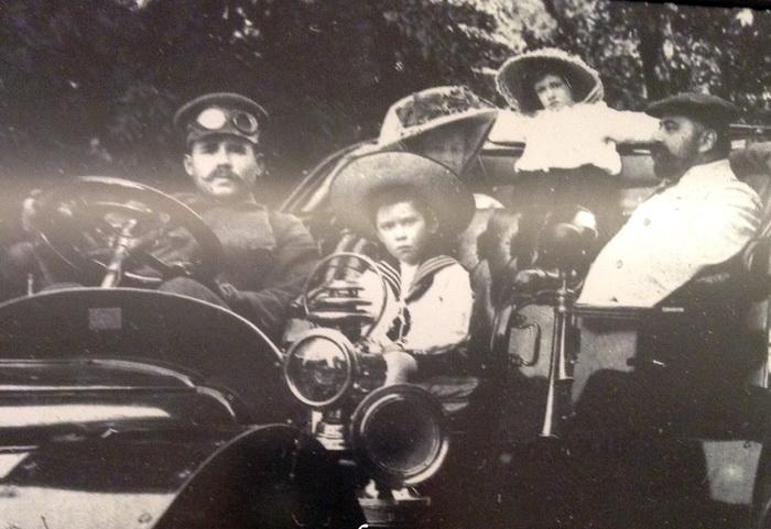 Граф А.А. Орлов-Давыдов с семьей и личным водителем